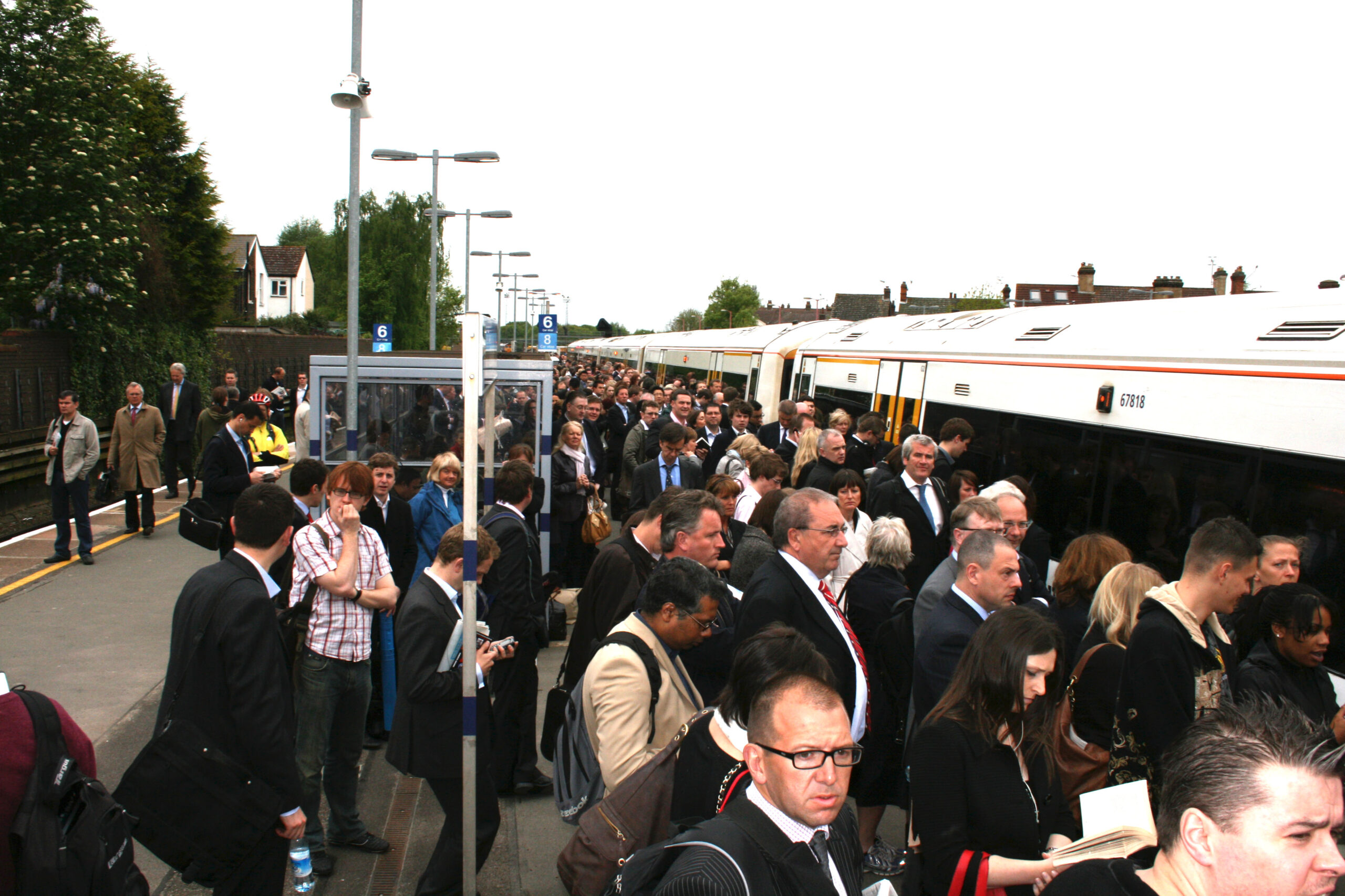 A crowded Platform 2 at Tonbridge station. A large number of passengers await to board a Southeastern Class 375 train.